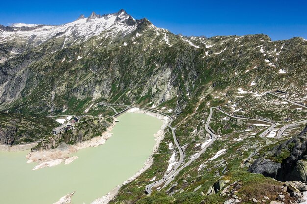 Foto la vista panoramica delle montagne innevate contro il cielo