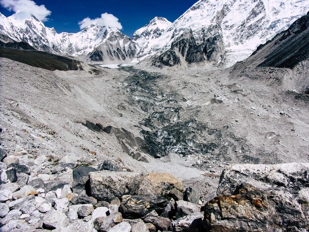 Photo scenic view of snowcapped mountains against sky