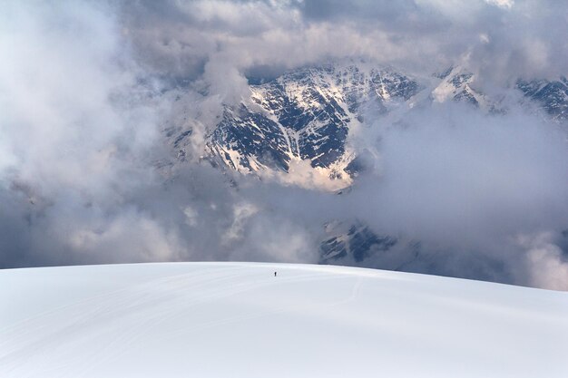 Photo scenic view of snowcapped mountains against sky