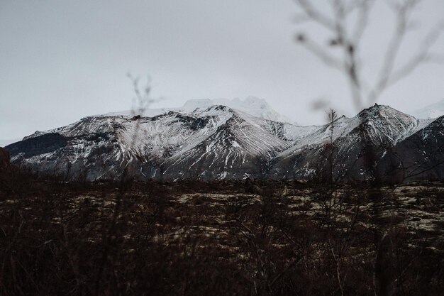 Photo scenic view of snowcapped mountains against sky