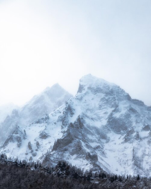 Photo scenic view of snowcapped mountains against sky