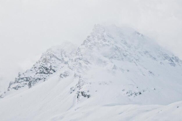 Photo scenic view of snowcapped mountains against sky