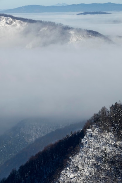 Photo scenic view of snowcapped mountains against sky