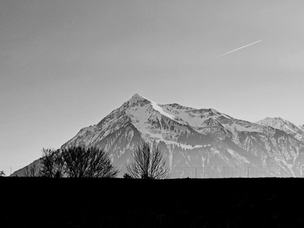 Photo scenic view of snowcapped mountains against sky