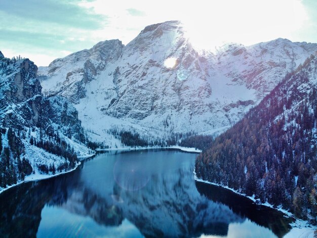 Photo scenic view of snowcapped mountains against sky