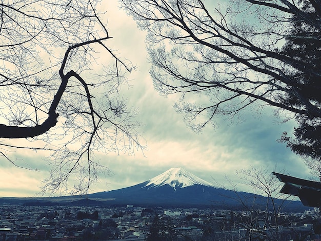 Foto la vista panoramica delle montagne innevate contro il cielo