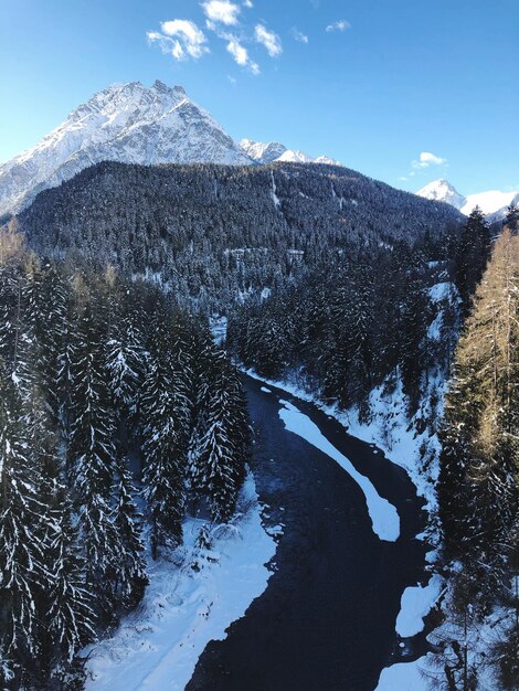 天空 に 対し て 雪 に 覆わ れ た 山 の 景色