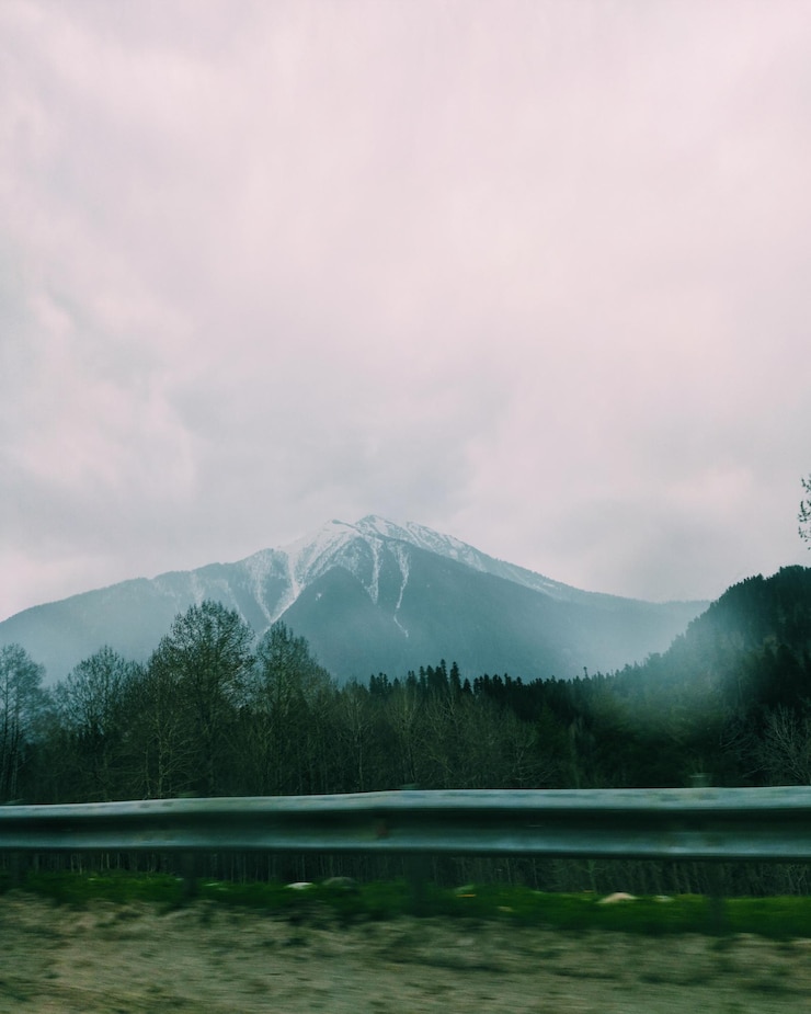 Photo 空に照らされた雪に覆われた山の景色