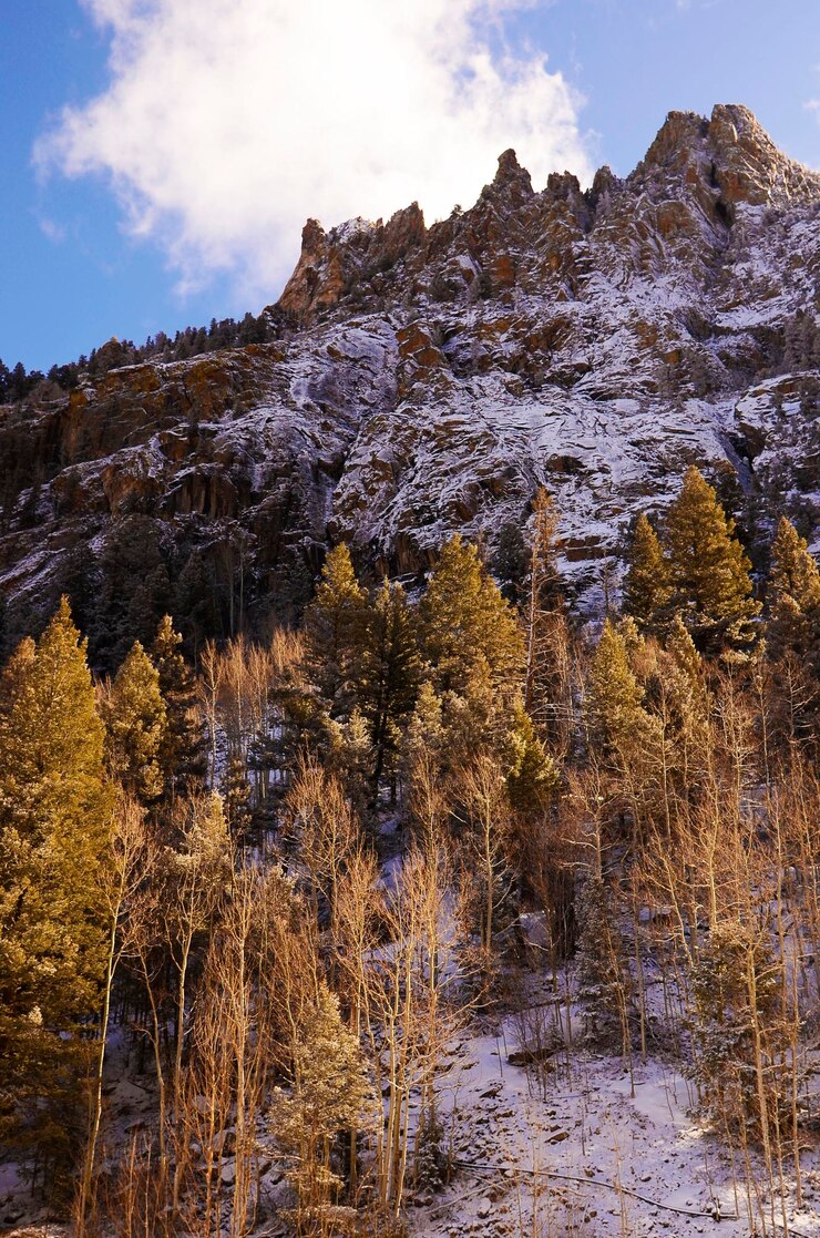 Photo scenic view of snowcapped mountains against sky