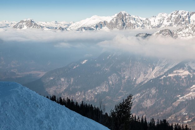 Photo scenic view of snowcapped mountains against sky