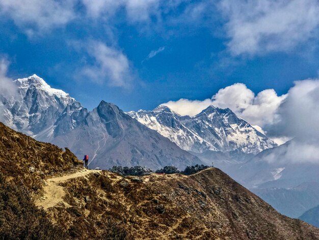 Photo scenic view of snowcapped mountains against sky