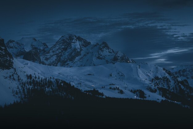 Foto la vista panoramica delle montagne innevate contro il cielo