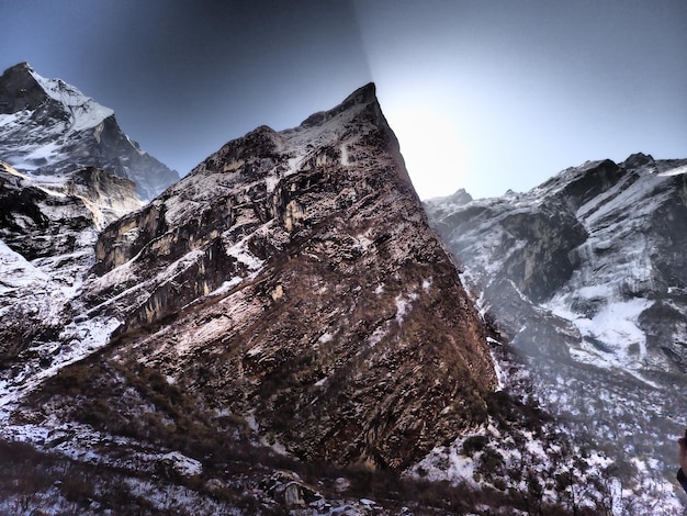 Photo scenic view of snowcapped mountains against sky