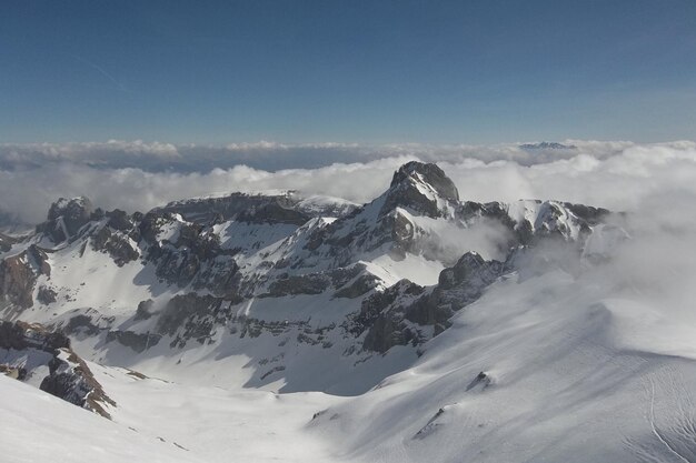 Photo scenic view of snowcapped mountains against sky