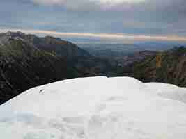 Photo scenic view of snowcapped mountains against sky