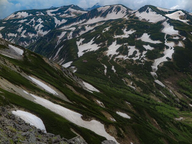 Photo scenic view of snowcapped mountains against sky