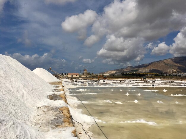 Foto vista panoramica delle montagne innevate contro il cielo