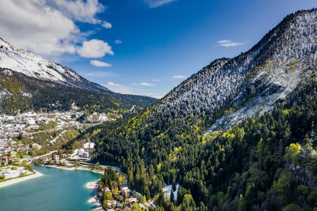 Photo scenic view of snowcapped mountains against sky