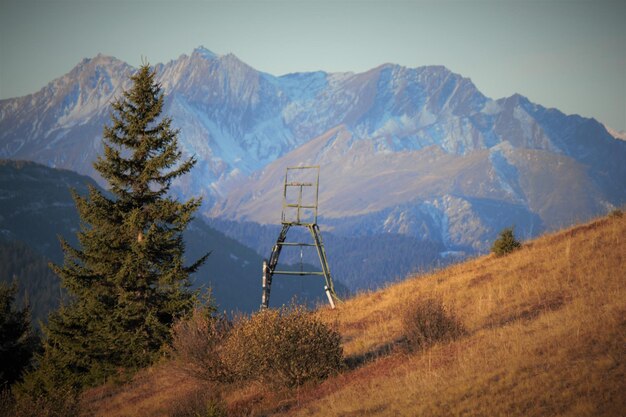 Foto la vista panoramica delle montagne innevate contro il cielo