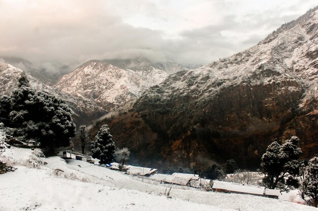 Foto la vista panoramica delle montagne innevate contro il cielo