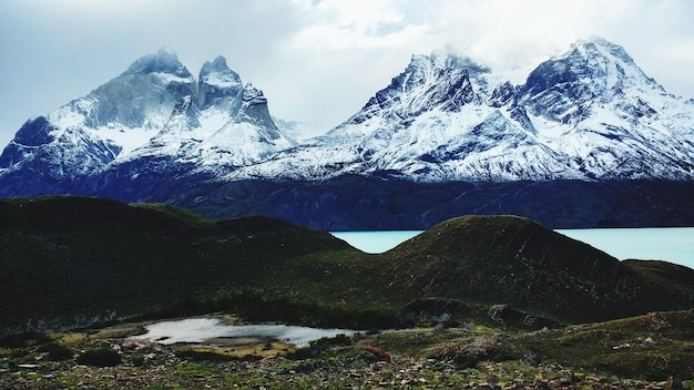 Photo scenic view of snowcapped mountains against sky