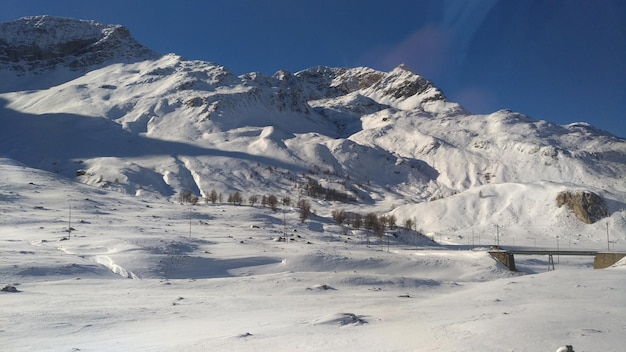 Foto la vista panoramica delle montagne innevate contro il cielo