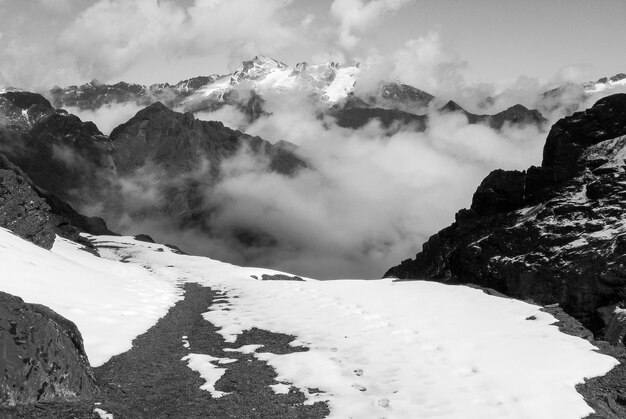 Foto la vista panoramica delle montagne innevate contro il cielo