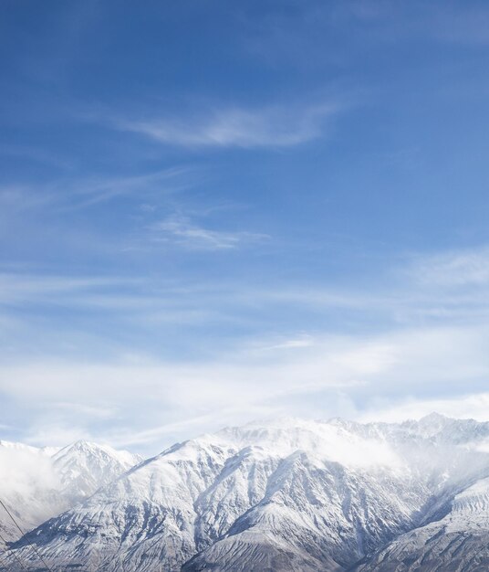 Photo scenic view of snowcapped mountains against sky