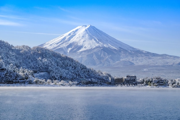 Foto la vista panoramica delle montagne innevate contro il cielo