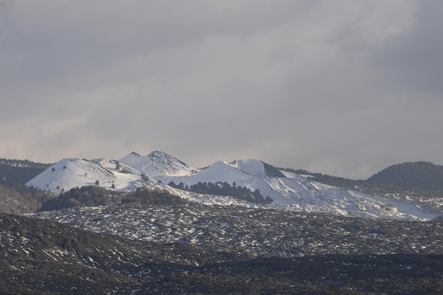 Foto la vista panoramica delle montagne innevate contro il cielo