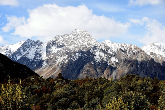 雪山的風景與天空的對比