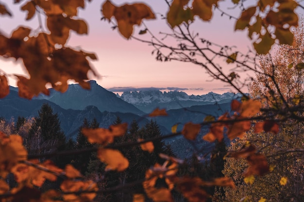 Photo scenic view of snowcapped mountains during sunset