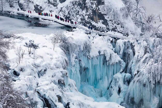 Photo scenic view of snowcapped mountains during winter