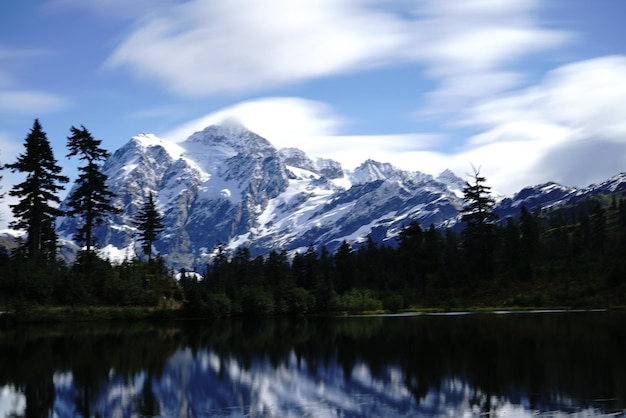 Photo scenic view of snowcapped mountains and lake against sky