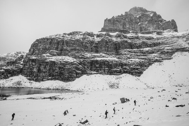 Photo scenic view of snowcapped mountains and landscape