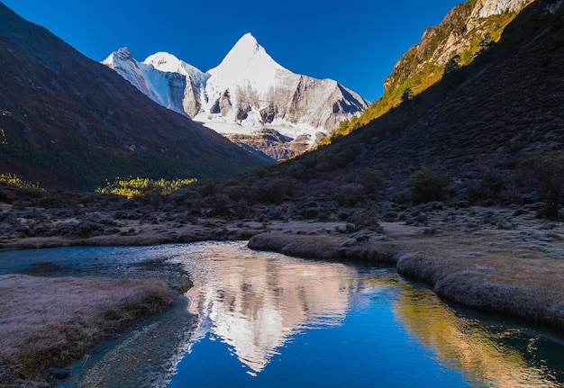 Photo scenic view of snowcapped mountains and river