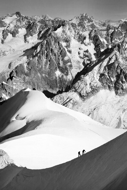 Photo scenic view of snowcapped mountains