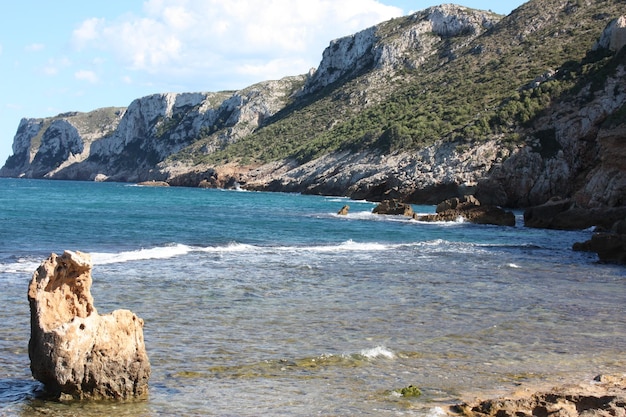 スペイン の 岩石 の 沿岸 の 景色