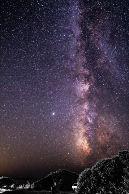 Photo scenic view of star field against sky at night