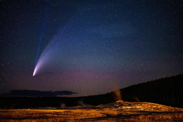 夜空に照らされた星の場の景色