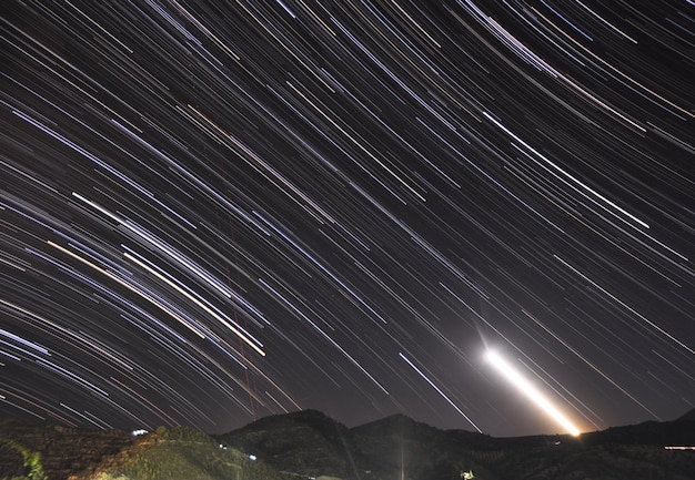 Foto la vista panoramica del campo stellato di notte