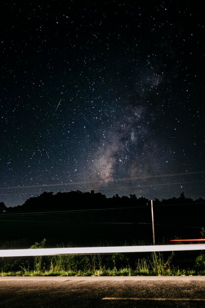 Foto la vista panoramica del campo stellato di notte