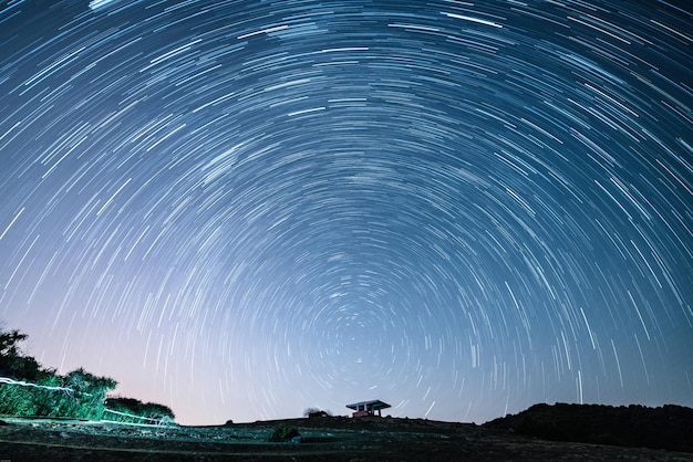 Foto la vista panoramica delle piste stellari di notte