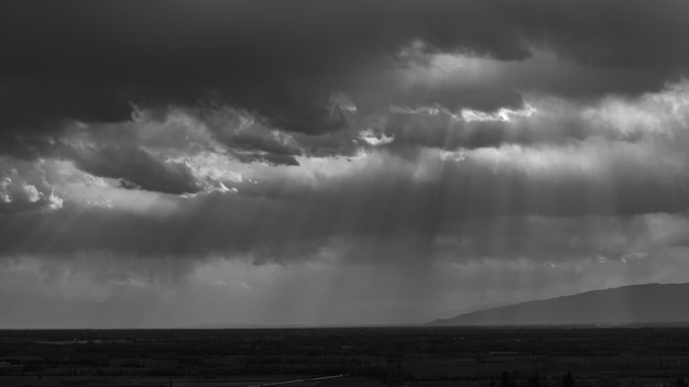 Photo scenic view of storm clouds over sea