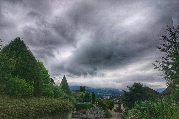 Foto la vista panoramica delle nuvole di tempesta sopra il villaggio