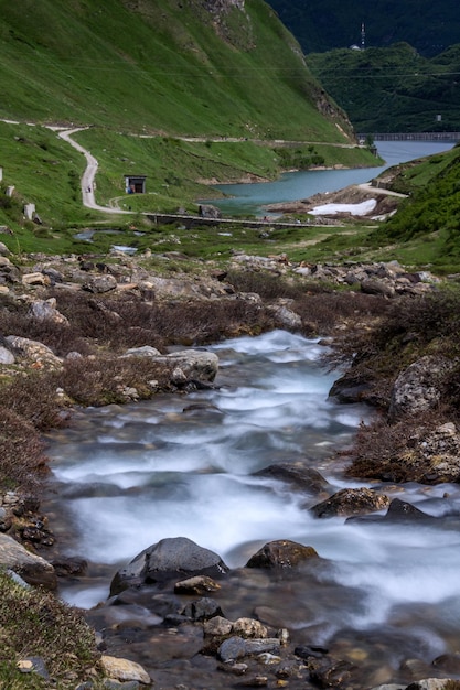 Foto la vista panoramica del ruscello che scorre tra le rocce