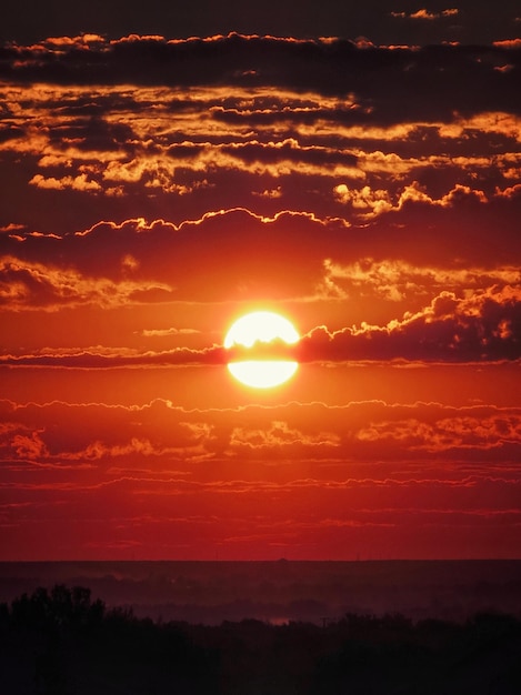 夕暮れ の 時 の 太陽 と 雲 の 景色