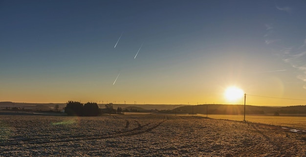 Foto la vista panoramica del tramonto contro il cielo