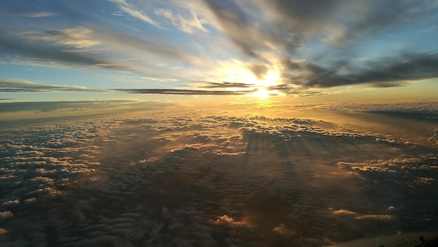 天空を背景にした日没の風景