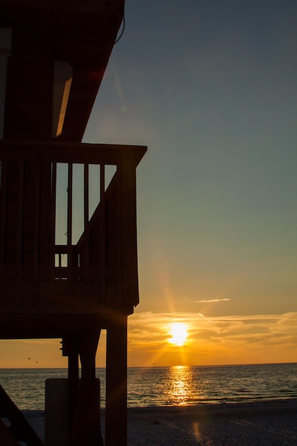 Foto la vista panoramica del tramonto sul mare calmo